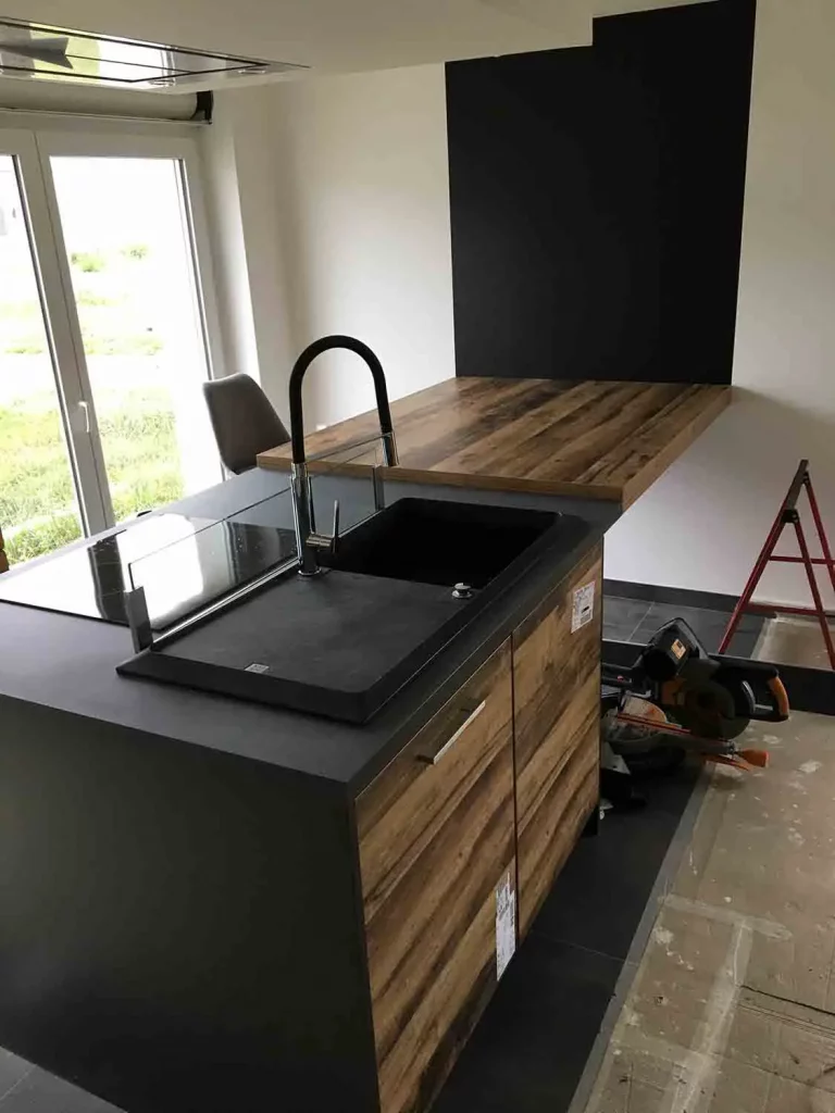 Pose ton Bois - Menuisier Agenceur Lorient Morbihan - Pose de cuisine Schmidt ilôt évier et table 2
